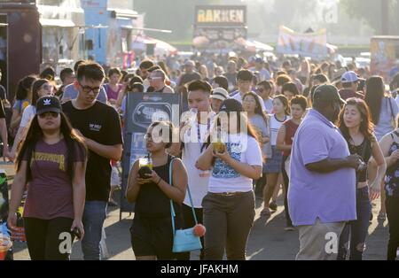 Arcadia, Kalifornien, USA. 30. Juni 2017. Das Publikum bei '626 Nachtmarkt"am 30. Juni 2017 in Arcadia, Kalifornien, ein Ereignis, das alle Generationen der chinesischen amerikanischen Gemeinschaft zieht und präsentiert viele Imbissstände der San Gabriel Valley. Bildnachweis: Ringo Chiu/ZUMA Draht/Alamy Live-Nachrichten Stockfoto