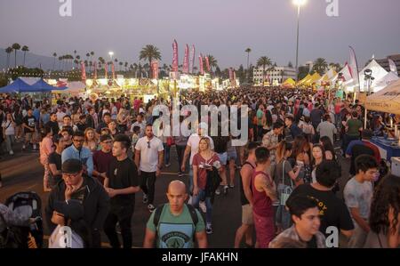 Arcadia, Kalifornien, USA. 30. Juni 2017. Das Publikum bei '626 Nachtmarkt"am 30. Juni 2017 in Arcadia, Kalifornien, ein Ereignis, das alle Generationen der chinesischen amerikanischen Gemeinschaft zieht und präsentiert viele Imbissstände der San Gabriel Valley. Bildnachweis: Ringo Chiu/ZUMA Draht/Alamy Live-Nachrichten Stockfoto