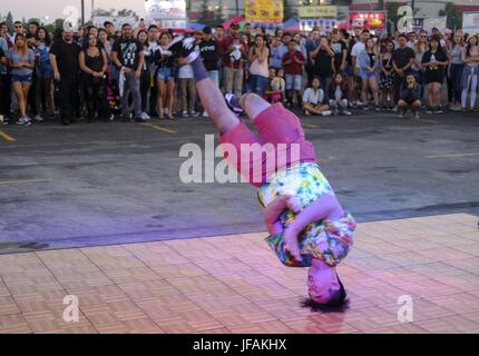 Arcadia, Kalifornien, USA. 30. Juni 2017. Junge Tänzerin führen auf 626-Nachtmarkt am 30. Juni 2017 in Arcadia, Kalifornien, ein Ereignis, das alle Generationen der chinesischen amerikanischen Gemeinschaft zieht und präsentiert viele Imbissstände der San Gabriel Valley. Bildnachweis: Ringo Chiu/ZUMA Draht/Alamy Live-Nachrichten Stockfoto