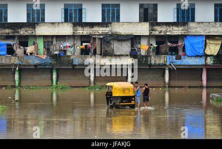 Dimapur, Indien. 1. Juli 2017. Dimapur, Indien 1. Juli 2017: Ein Auto Rikscha Überführung Pendler-Check ihres Fahrzeugs als es brechen auf ein Hochwasser in einem Wohngebiet nach starken Regenfällen in Dimapur, Indien Nord östlichen Bundesstaat Nagaland. Die Süd-West-Monsun, die Süd-Ost-Asien-Region von Juni bis September in der Regel trifft, verursacht massiven Flutkatastrophe jedes Jahr. Bildnachweis: Caisii Mao/Alamy Live-Nachrichten Stockfoto