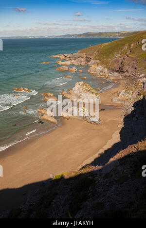 Schönen Sommer Seelandschaft bei Freathy, Whitsand Bay und Sharrow Punkt mit der Küste und Looe in weiter Ferne Cornwall, England Stockfoto