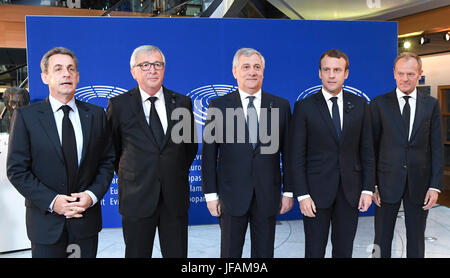 Straßburg, Frankreich. 1. Juli 2017. Der ehemalige französische Präsident Nicolas Sarkozy (l-R), Präsident der Europäischen Kommission Jean-Claude Juncker, Präsident des Europäischen Parlaments Antonio Tajani, französische Präsident Emmanuel Macron und Präsident des Europäischen Rates, Donald Tusk beteiligen sich an der Europäischen Begängnis für späten Altbundeskanzler Helmut Kohl im Europäischen Parlament in Straßburg, Frankreich, 1. Juli 2017. Kohl am 16. Juni 2017 im Alter von 87 Jahren starb. Der Kanzler der deutschen Einheit war 16 Jahre lang. Foto: Sven Hoppe/Dpa/Alamy Live News Stockfoto