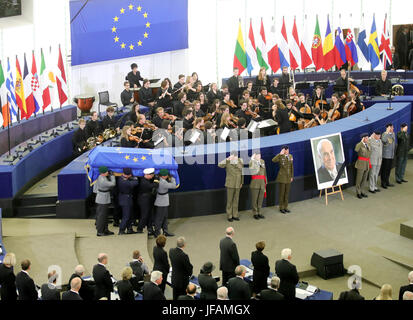 Straßburg, Frankreich. 1. Juli 2017. Der Sarg mit dem verstorbenen Bundeskanzler Kohl ist bei den europäischen Begängnis für späten Altbundeskanzler Helmut Kohl im Europäischen Parlament in Straßburg, Frankreich, 1. Juli 2017 angelegt. Kohl am 16. Juni 2017 im Alter von 87 Jahren starb. Der Kanzler der deutschen Einheit war 16 Jahre lang. Foto: Michael Kappeler/Dpa/Alamy Live News Stockfoto