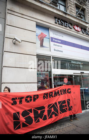 London, UK. 1. Juli 2017. Aktivisten aus London Palästina Aktion protestieren gegen die Bank Besitz von Anteilen an Gesellschaften, wie BAE Systems, Caterpillar und Beteiligten erleichtern die israelische Besetzung Palästinas als Bestandteil einer Bewaffnung Israel stoppen Aktionswoche Elbit Systeme außerhalb HSBC in der Oxford Street. Bildnachweis: Mark Kerrison/Alamy Live-Nachrichten Stockfoto