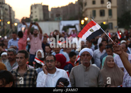 Kairo. 30. Juni 2017. Menschen versammeln sich vor Abdeen Palast anlässlich der 2013 regierungsfeindlichen Demonstrationen führte zu den Sturz des ehemaligen Präsidenten Mohammed Morsi in Kairo Ägyptens am 30. Juni 2017. Bildnachweis: Ahmed Gomaa/Xinhua/Alamy Live-Nachrichten Stockfoto