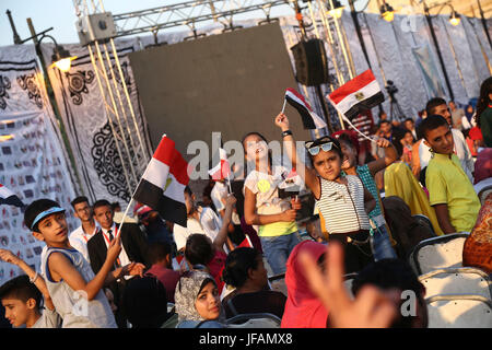 Kairo. 30. Juni 2017. Menschen versammeln sich vor Abdeen Palast anlässlich der 2013 regierungsfeindlichen Demonstrationen führte zu den Sturz des ehemaligen Präsidenten Mohammed Morsi in Kairo Ägyptens am 30. Juni 2017. Bildnachweis: Ahmed Gomaa/Xinhua/Alamy Live-Nachrichten Stockfoto