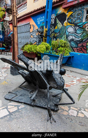 Eine Statue von einem Bug und Wandmalereien in der Künstlerkolonie von CALLEJON DE HAMEL gestartet von SALVADOR GONZALES - Havanna, Kuba Stockfoto