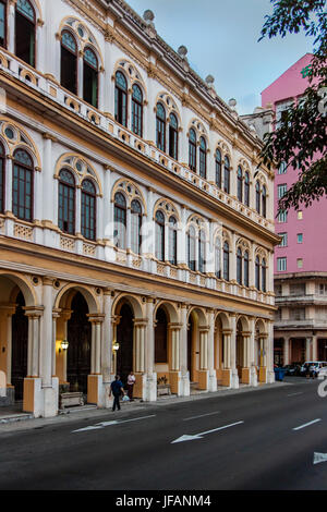 Klassische Gebäude säumen den PASEO DE MARTI, bekannt als der PRADO - Havanna, Kuba Stockfoto