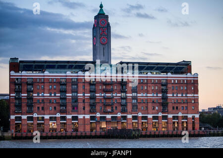 Oxo Tower und Gebäude in London in der Abenddämmerung Stockfoto