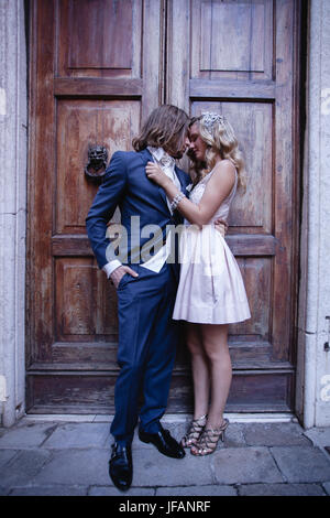 jungen und Mädchen küssen in Venedig Straßen Stockfoto