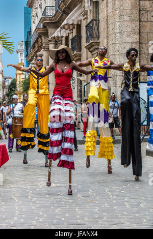 STELZENLÄUFER unterhalten das Publikum in der PLAZA DE ARMAS befindet sich in Habana Vieja - Havanna, Kuba Stockfoto