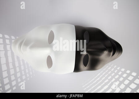 Schwarz / weiß-Masken trat auf weißen reflektierenden Hintergrund, Ansicht von oben. Konzept der Anonymität. Stockfoto