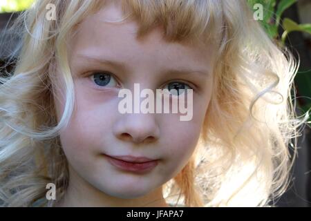 Porträt von Märchen wie Kind mit goldenem Haar und großen blauen Augen Stockfoto