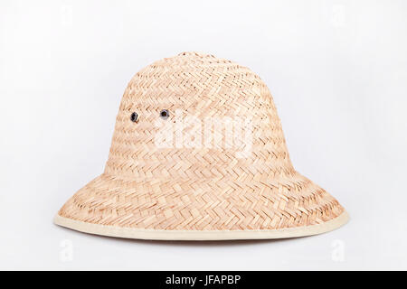 Strohhut auf einer weißen Fläche. Wicker Hut isoliert auf weißem Hintergrund. Stockfoto