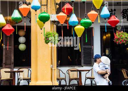 Chinesische Touristen und seinen kleinen Sohn zu Fuß unter den traditionellen Laternen in Hoi an, Vietnam Stockfoto