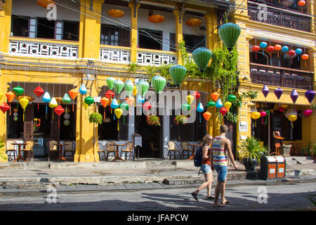 Touristen gehen unter den traditionellen Laternen in Hoi an, Vietnam Stockfoto
