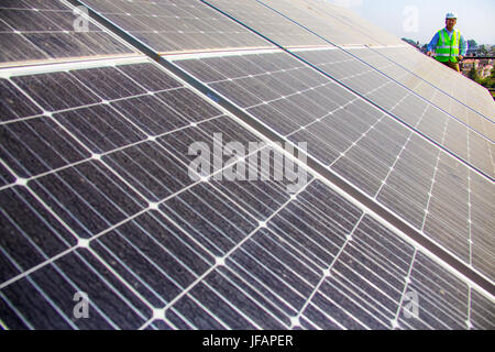 Solarmodule auf einem Dach in Kathmandu, Nepal Stockfoto