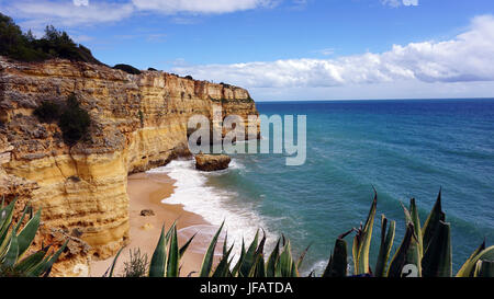 Strand von Playa de Marinha in portugal Stockfoto