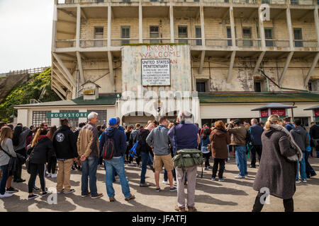 Touristen am Eingang des Gefängnis Alcatraz, San Francisco, Kalifornien, USA Stockfoto