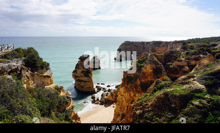 Strand von Playa de Marinha in portugal Stockfoto