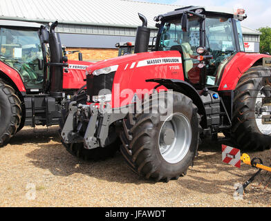 Massey Ferguson 7726 Traktor rot auf Verkauf an Thurlow Nunn standen Verkäufe Vorplatz, Melton, Suffolk, England, Großbritannien Stockfoto