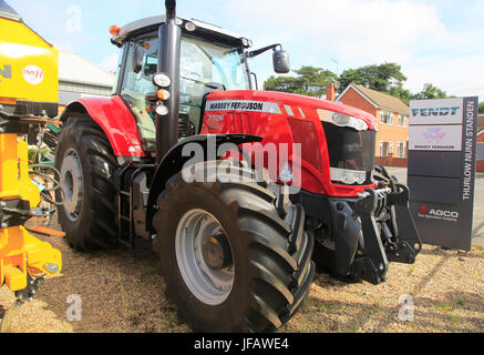 Massey Ferguson 7726 Traktor rot auf Verkauf an Thurlow Nunn standen Verkäufe Vorplatz, Melton, Suffolk, England, Großbritannien Stockfoto