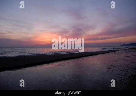 Sonnenaufgang von La Gola del Ter, Naturpark Montgrí, Baix Empordà, Provinz Girona, Katalonien, Spanien Stockfoto