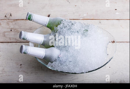 Drei gefrorenem Glasflaschen Bier mitten im Eis Stockfoto