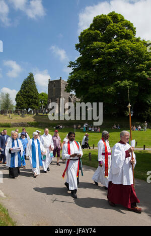 Tissington gut Dressing, Prozession - Segen Zeremonie, Derbyshire Stockfoto