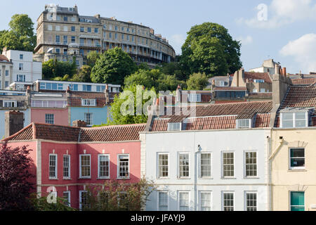 Bunte georgische Häuser in Hotwells, Bristol, von Cumberland Basin betrachtet. Stockfoto