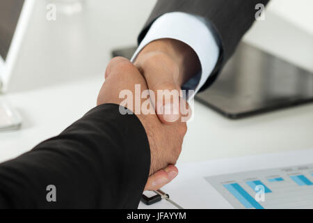 Geschäft Leute die Hände schütteln, bis Beendigung einer Versammlung Stockfoto
