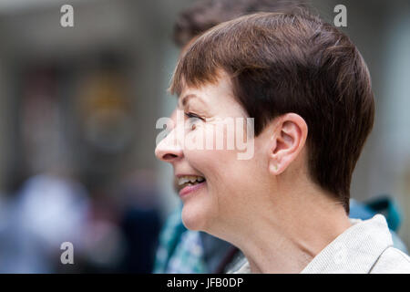 Grünen-Co-Leader Caroline Lucas besucht Labour HQ, Downing Street und Parliament Square mit einem riesigen grünen Fragezeichen gefragt: "Wo ist die Umwelt?"  Mitwirkende: Caroline Lucas wo: London, England, Vereinigtes Königreich bei: Kredit-30. Mai 2017: Wheatley/WENN Stockfoto