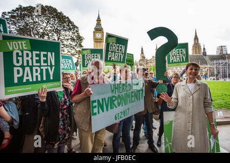 Grünen-Co-Leader Caroline Lucas besucht Labour HQ, Downing Street und Parliament Square mit einem riesigen grünen Fragezeichen gefragt: "Wo ist die Umwelt?"  Mitwirkende: Caroline Lucas wo: London, England, Vereinigtes Königreich bei: Kredit-30. Mai 2017: Wheatley/WENN Stockfoto