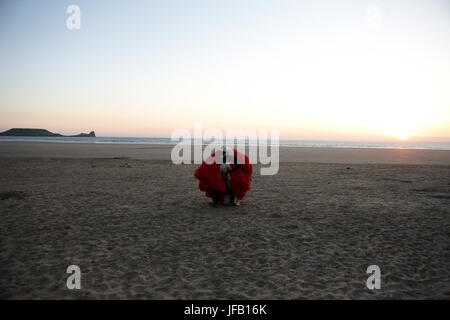 Gleitschirm hat am Strand bei Sonnenuntergang landeten, Stockfoto