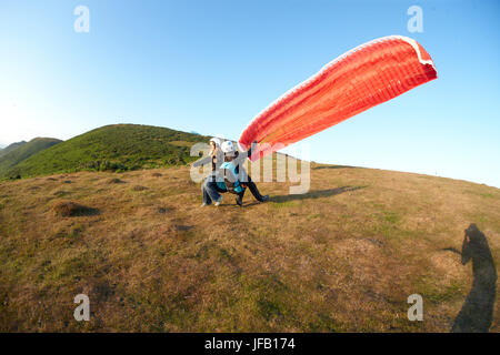 Tandem Gleitschirm über dem Strand ausziehen. Stockfoto