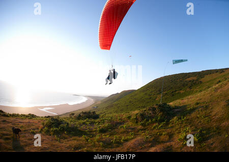 Tandem Paragliding über dem Ozean Stockfoto