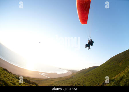 Tandem Paragliding über dem Ozean Stockfoto