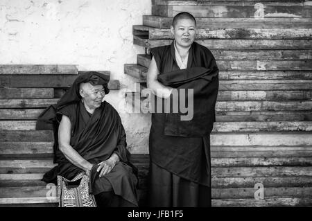 Zwei buddhistische Nonnen in traditionellen Gewändern besuchen religiöses Fest im alten Kloster Tawang, Tawang, Arunachal Pradesh, Indien. Stockfoto