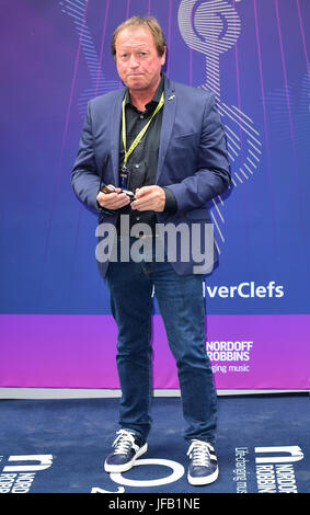 Mark King Teilnahme an O2 Silver Clef Awards 2017, mit Unterstützung der Nordoff Robbins, statt im Grosvenor House Hotel, London. Stockfoto