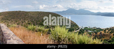 Panorama-Meerblick vom Dorf von Tripiti auf Insel Milos. Griechenland Stockfoto