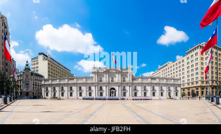 SANTIAGO, CHILE - 23. Oktober 2016: Panoramablick auf La Moneda Palast (Palacio De La Moneda). Es ist der Sitz des Präsidenten der Republik und thr Stockfoto