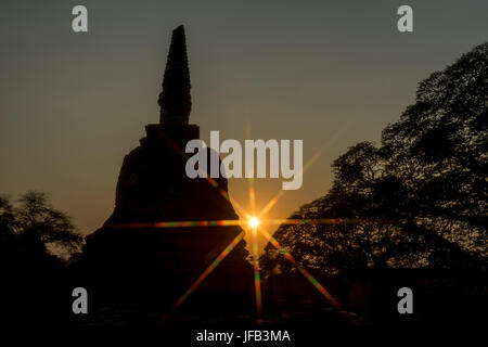 Silhouette Pagoden mit Sonne Sterne im Wat Phra Sri Sanphet Ayutthaya, Thailand Stockfoto