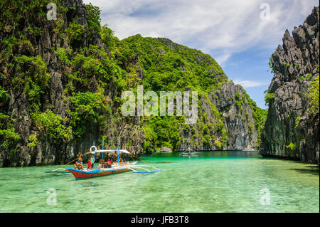 Auslegerboote in das kristallklare Wasser im Bacuit Archipel, Palawan, Philippinen Stockfoto