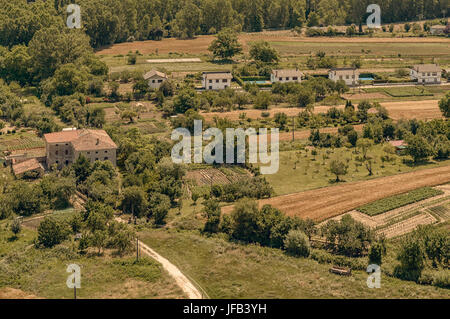 Luftaufnahme der Landschaft in der Ortschaft Frias, Burgos Provinz, Castilla y Leon, Spanien. Stockfoto