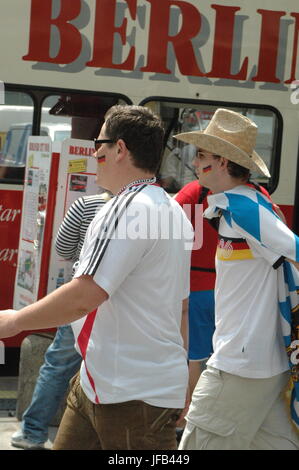 Deutsch und ecuadorianischen Fußball-Fans bei der WM 2006 am Breitscheidplatz in Berlin am 20. Juni 2006 (vor dem Spiel zwischen Ecuador und Deutschland) Stockfoto