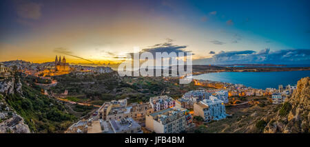 Il-Mellieha, Malta-schöne Panorama Skyline Blick auf Mellieha Stadt bei Sonnenuntergang mit Paris Kirche und Mellieha Strand im Hintergrund mit blauem Himmel und Stockfoto