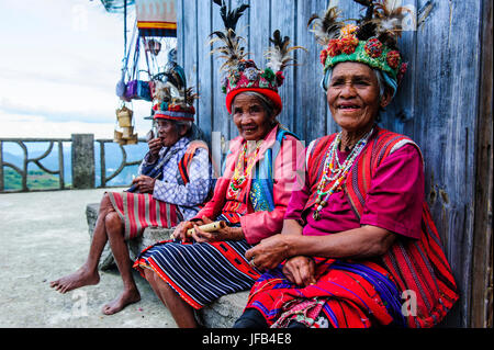 Traditionelle gekleidete Ifugao Frauen sitzen im UNESCO-Welterbe Anblick die Reisterrassen von Banaue, nördlichen Luzon, Philippinen Stockfoto