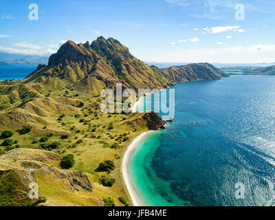 Luftaufnahme des Nordteils der Insel Pulau Padar zwischen Komodo und Rinca Inseln in der Nähe von Labuan Bajo in Indonesien. Stockfoto