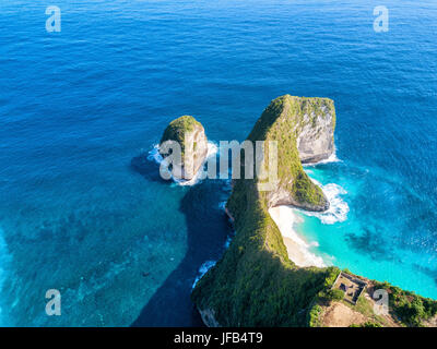 Luftaufnahme des Klingking Strand auf Nusa Penida Insel in der Nähe von Bali, Indonesien. Stockfoto