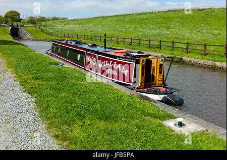 Kanalboot warten auf Llangollen Kanal durch Schleusen gehen Stockfoto